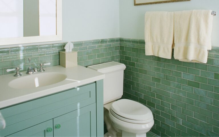 Best Toilets For Small Bathrooms featured image